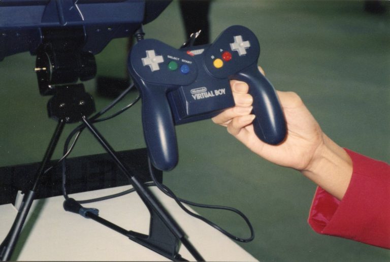 Virtual Boy的原型手柄采用超任手柄的按键配色，尺寸完全契合横井军平的手型。