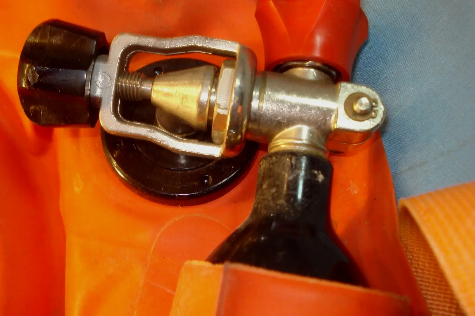 芬奇V3浮力补偿背心的阀门，和火焰喷射器道具燃料罐的阀门一致