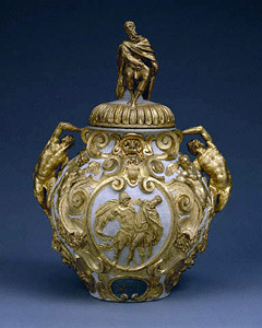 精心镀金的药罐，用于储存米特拉酯。作者：Annibale Fontana，约 1580-1590 年