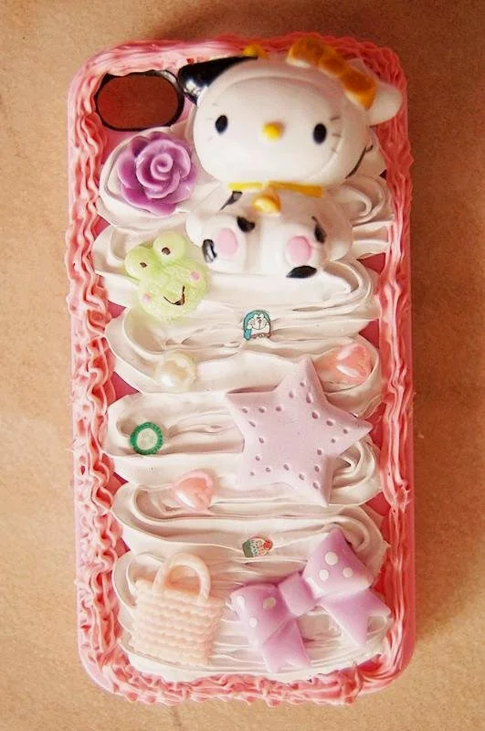 粘上一些饰品做手机壳