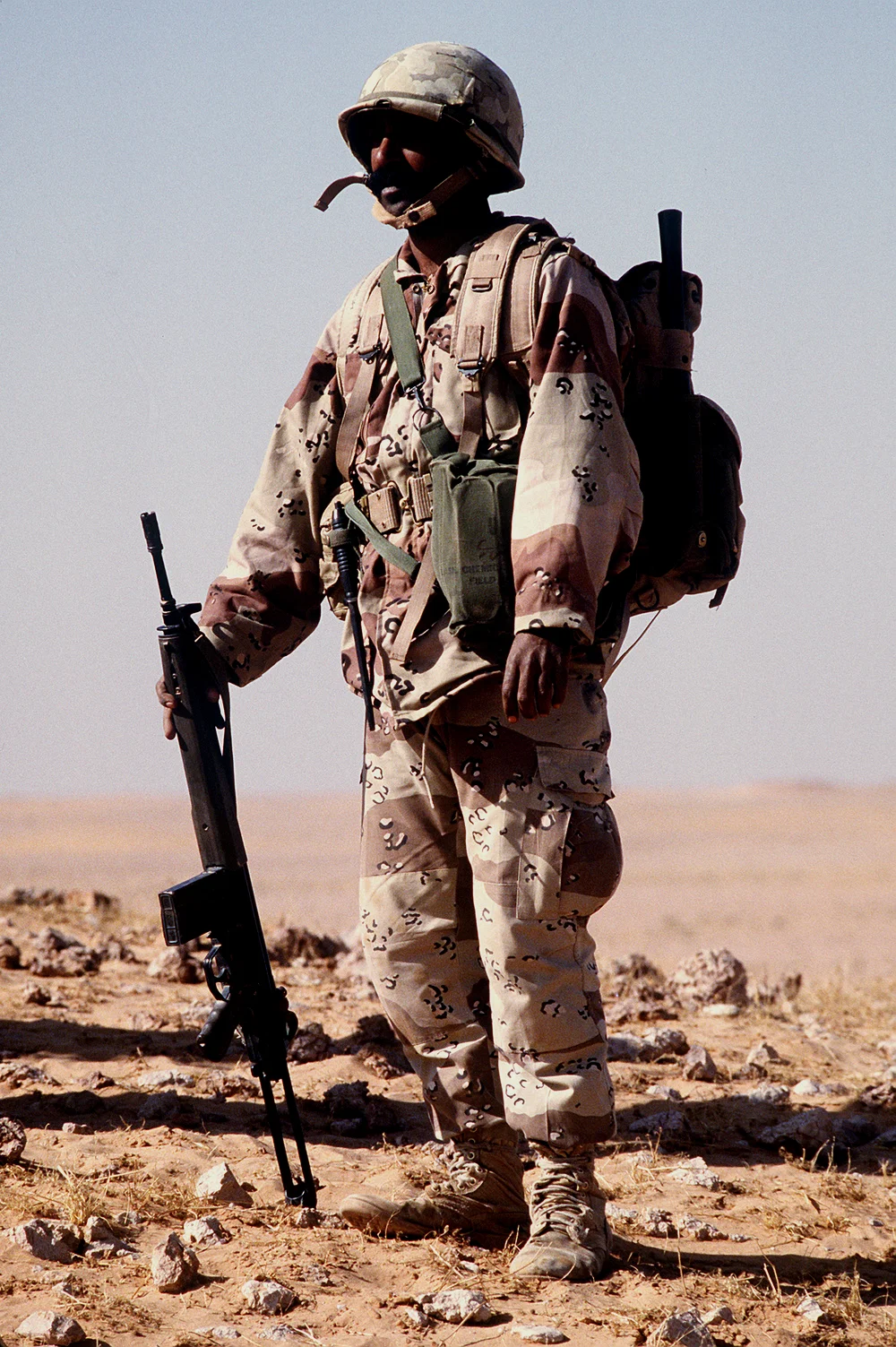 身穿全套美产沙色ALICE装具和六沙迷彩作战服、手持G3A4自动步枪的沙特阿拉伯陆军士兵（1978）