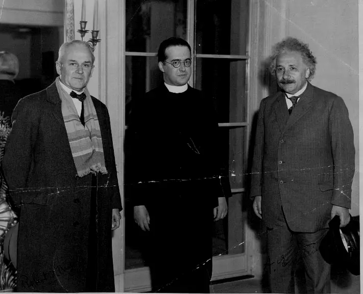 提出大爆炸/奇点理论的牧师勒梅特（C位画风不同者），与密立根（左）和爱因斯坦（右）在加州理工学院的合影。密立根同时也是加州理工的主席。