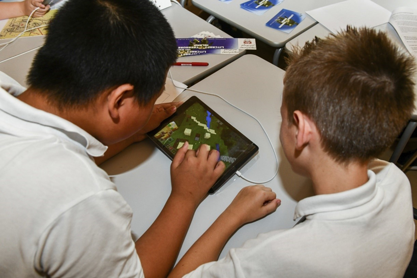 图 12. 儿童在 iPad 上玩《我的世界》来完成经典书目 © 兰卡斯特大学。