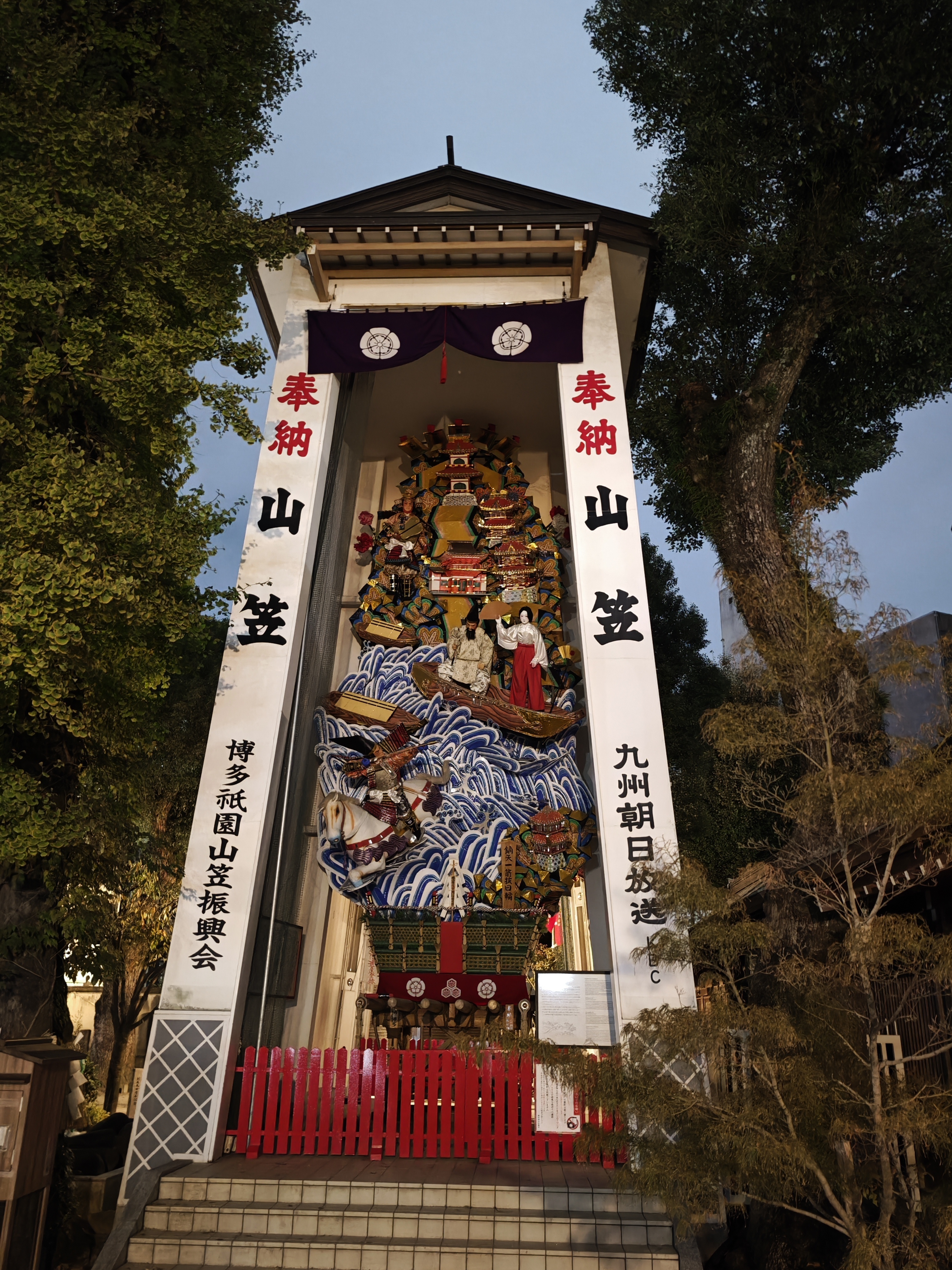 号称博多“总镇守”的栉田神社外巨大的山笠