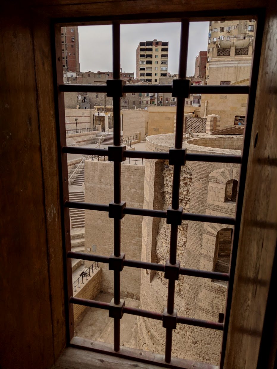 窗外的巴比伦要塞遗迹，悬空教堂就是横跨在两座这样的塔楼上边