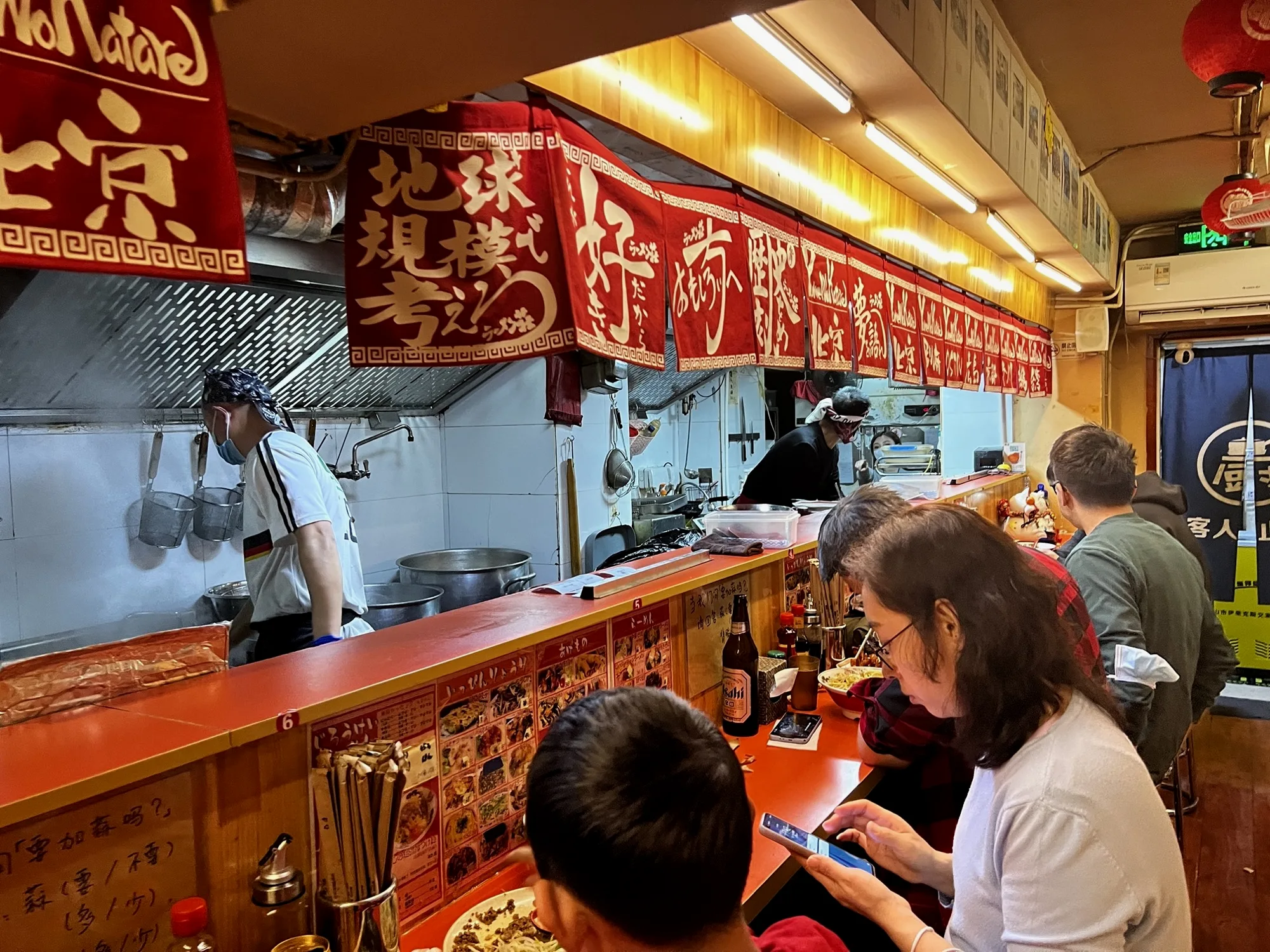 其实坐在吧台座会更好，能感觉到锅气在脸上的氤氲感