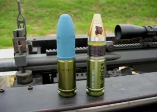 25×59mm榴弹及训练弹（左）