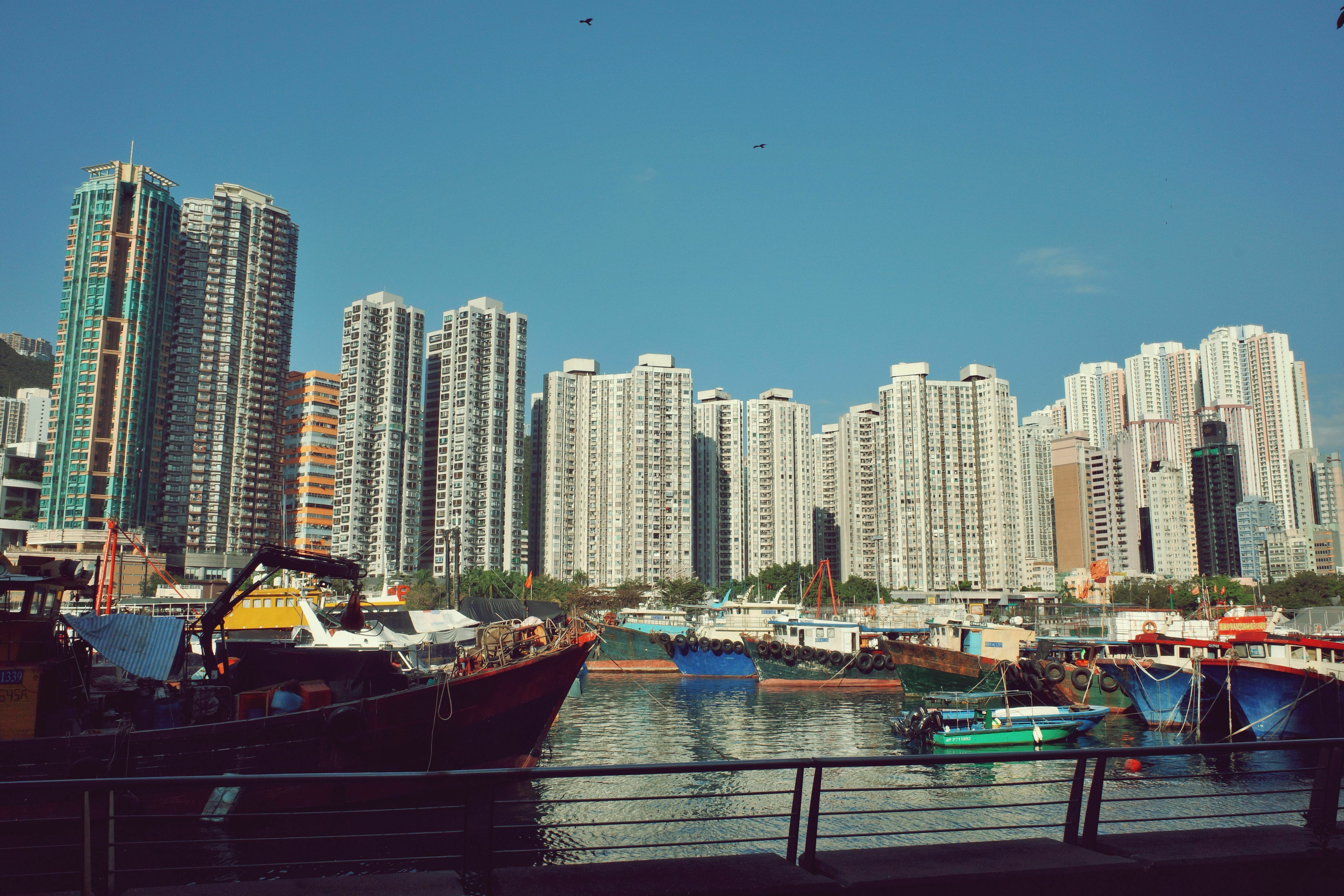 对岸香港仔密密麻麻的高层住宅楼，这块区域也是填海所得，这座城市的生活始终和海有着千丝万缕的联系。
