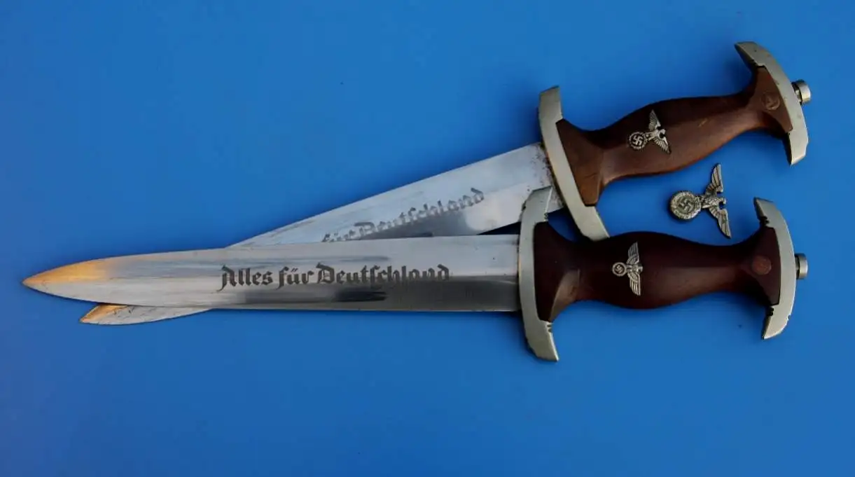 冲锋队匕首，刀柄一般用橡木或者胡桃木制作，末端的徽章是大写的SA（冲锋队）