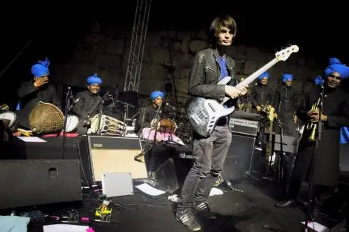 Jonny 和 Rajasthan Express 在 Jerusalem Sacred 音乐节上表演，日期是2015年9月1日。OD2就在 Jonny 的 RE20 Space Echo 踏板的边上（有两块 RE20，一块给吉他用，一块接笔记本）。