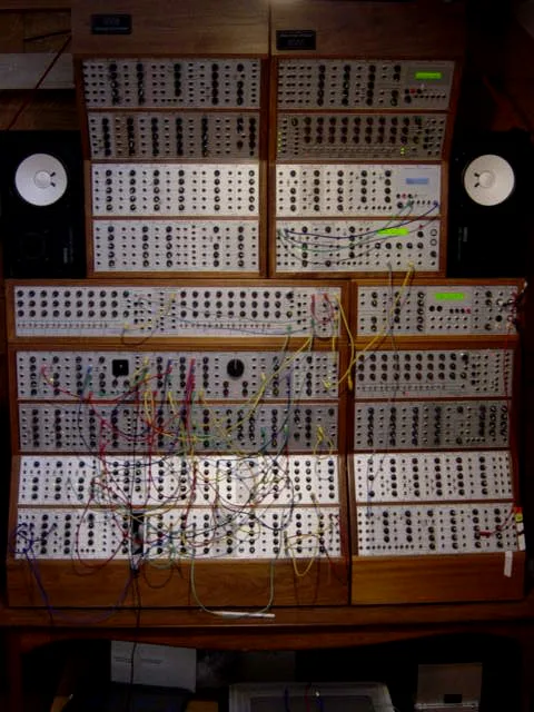 Jonny 在2007年二月的模块化合成器配置。包括一台 RS8500、一台双音序器（在 RS8500上面），三台 RS8000、以及另一台胡桃木壁橱（在更低的 RS8000上面）。这些模块都被放置在一个客制化模具里。这套配置包括三个 Analogue Systems RS200音序器系统。一对 Yamaha NS10监听音箱（用来让 Jonny 听声音）。