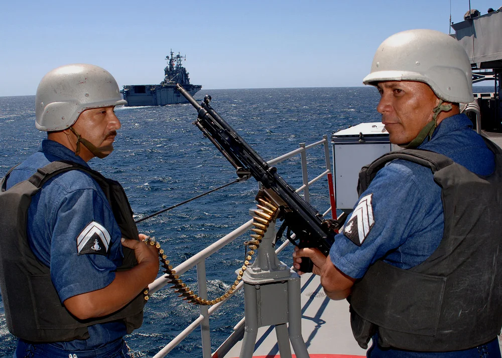 墨西哥海军的HK21，注意弹链在枪机下方，弹链开头向上