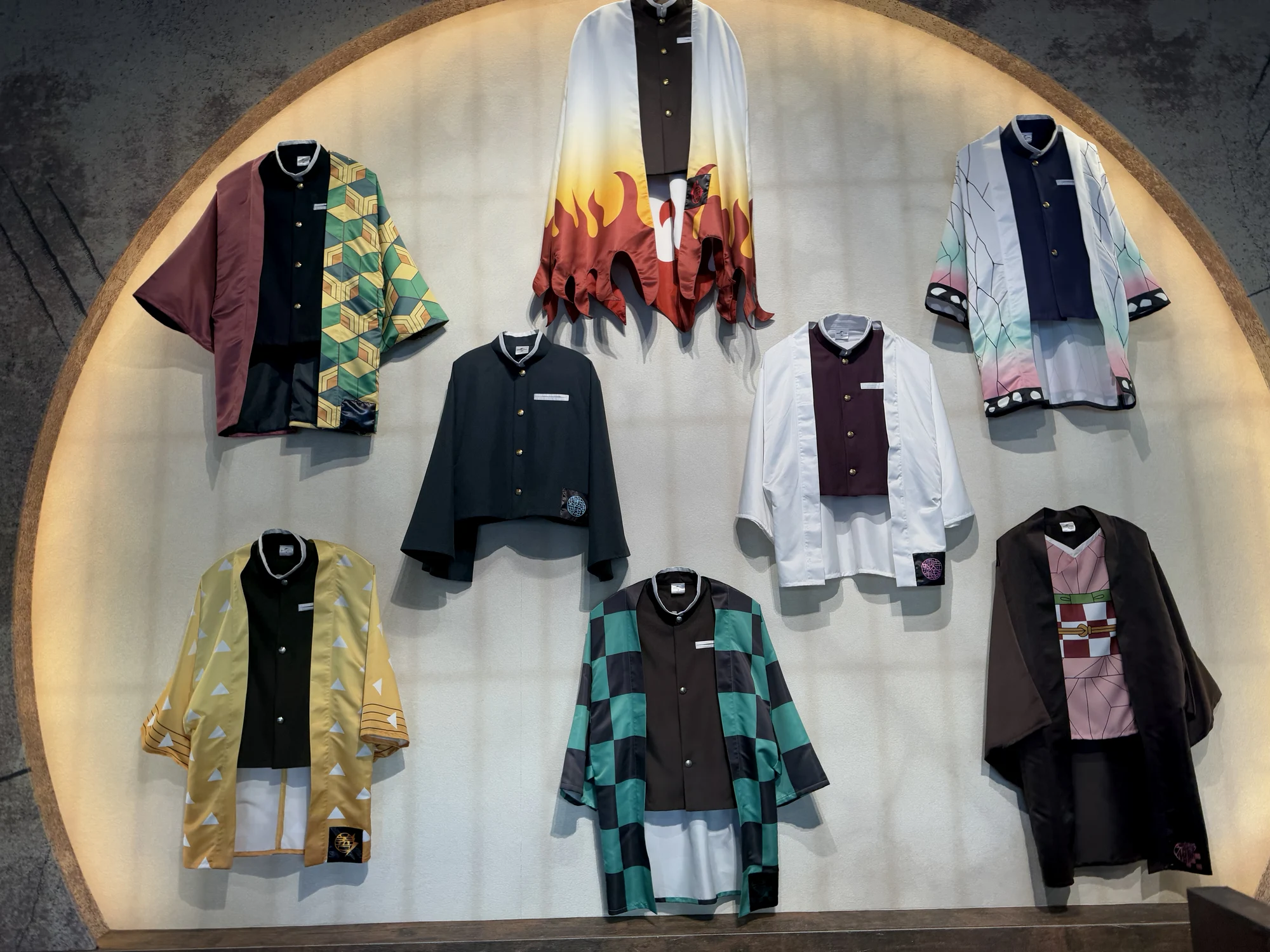 队服展示，大哥的衣服果然在天上