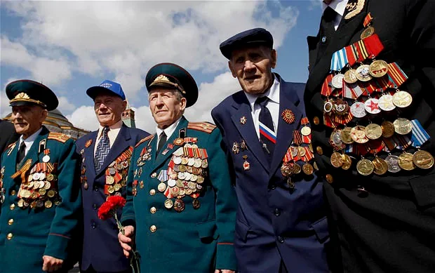 胜利纪念日活动中身穿着缀满勋章的军装的苏联红军老兵