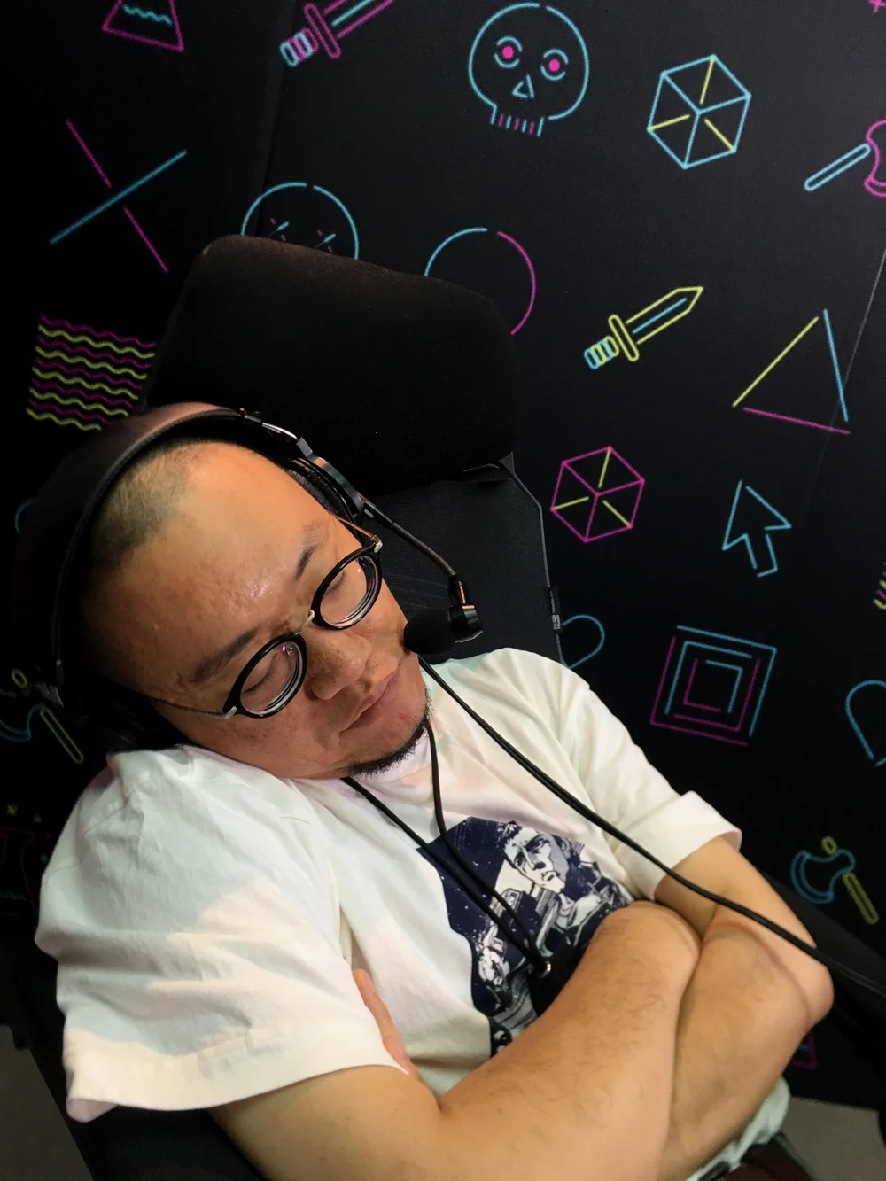 6月12日，直播E3 PC Gaming过程中睡着的西蒙