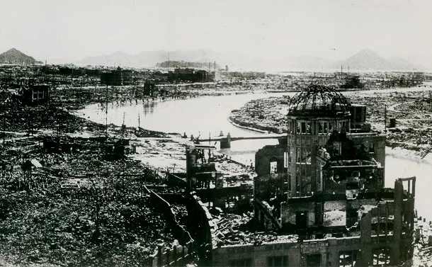 爆炸后的广岛医院照片，虽然原子弹在其上空空爆，但是这座医院结构却留存了下来，这座建筑战后改成了纪念公园