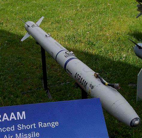 然而ASRRAM的研发并不太畅快，参与各国因为各种原因纷纷退出开发，而美国空军也在1988年退出。最终AIM-132由英国独立完成，并在1995年开始生产。