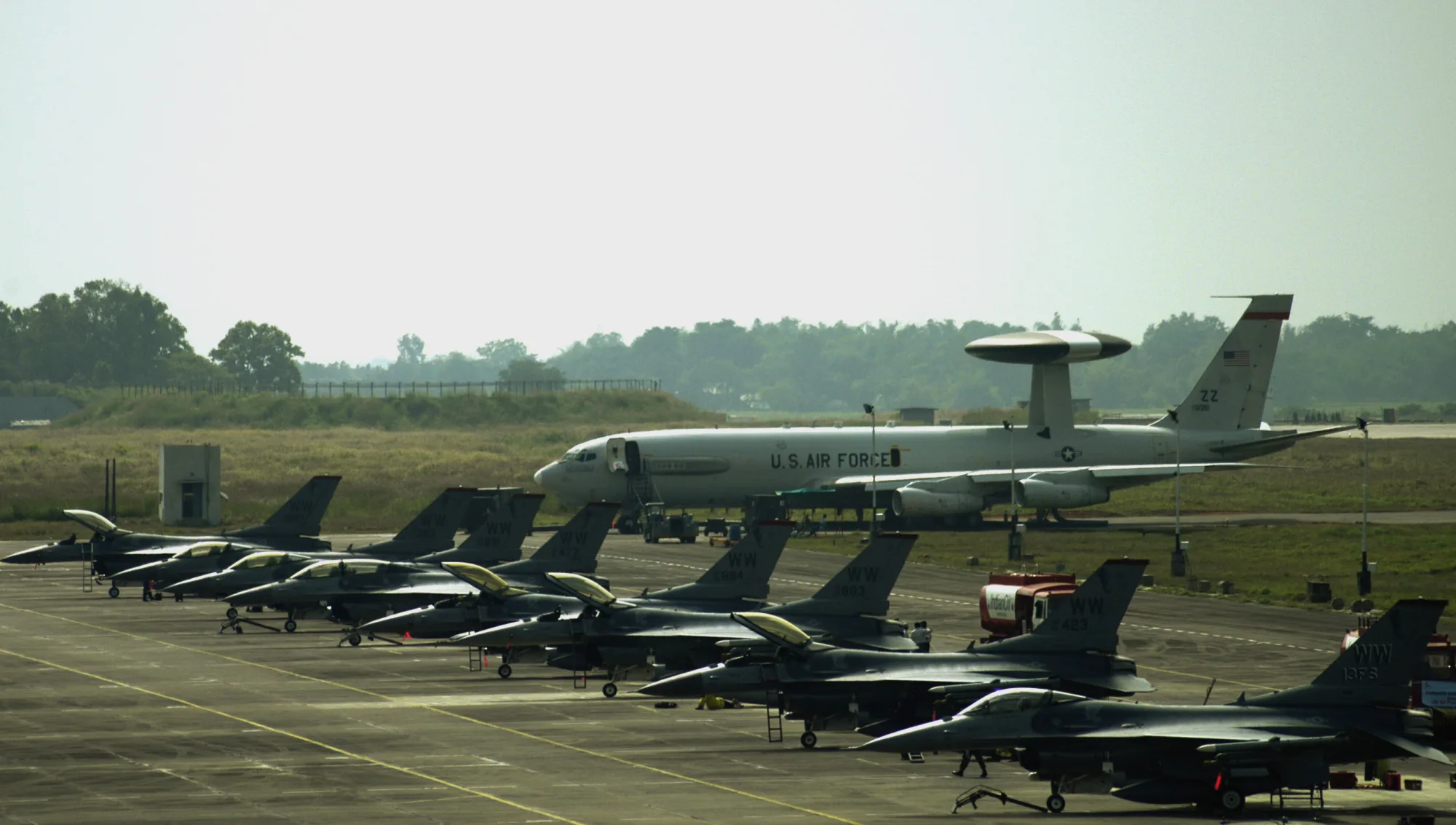 Cope India演习期间停在停机坪上的F-16和E-3