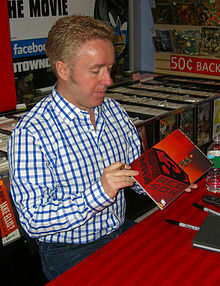 Mark Millar（1969---），作为当今最受关注的漫画编剧之一，马克米拉的不少漫画作品已经成功被影视化《朱庇特的遗产》《王牌特工》《海扁王》他的不少漫画作品也影响颇深《超人红色之子》《内战》《终极宇宙》等