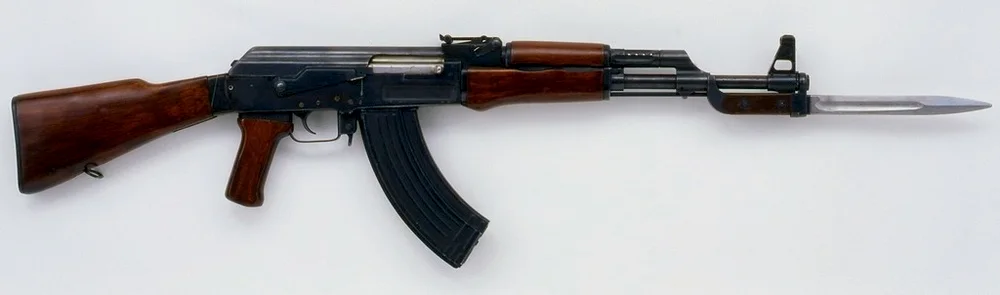 AK-47，枪托上没有识别凹槽，枪口没有制退器，枪托和枪身不在同一条直线