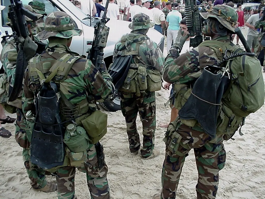 2000年海军SEALs“海豹”特种部队公众开放日展示，右边这名“海豹”就背着EI版的OD色A-III背包