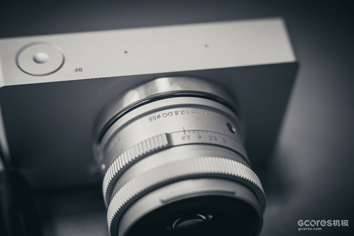45mm f2.8定焦,如果购买FP套机的话就会有这个镜头