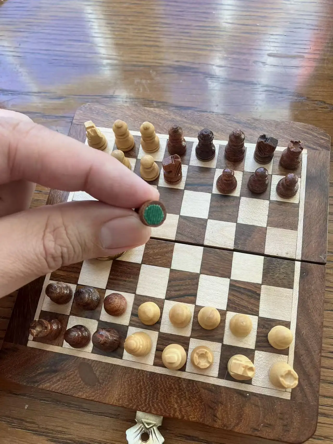 磁铁在这个绿色的尼布下面用胶水固定在底部凹槽，手笨如我根本无从下手。