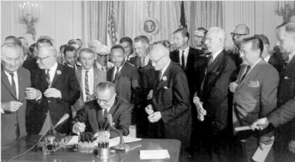 《民权法案》的通过使黑人成为当今美国一股不容忽视的政治力量，美国黑人的经济状况得到改善，教育程度也有所提高。