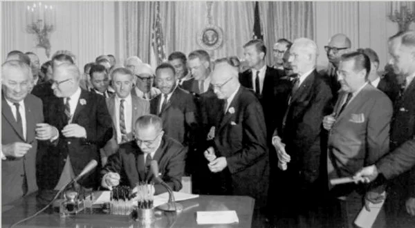 《民权法案》的通过使黑人成为当今美国一股不容忽视的政治力量，美国黑人的经济状况得到改善，教育程度也有所提高。