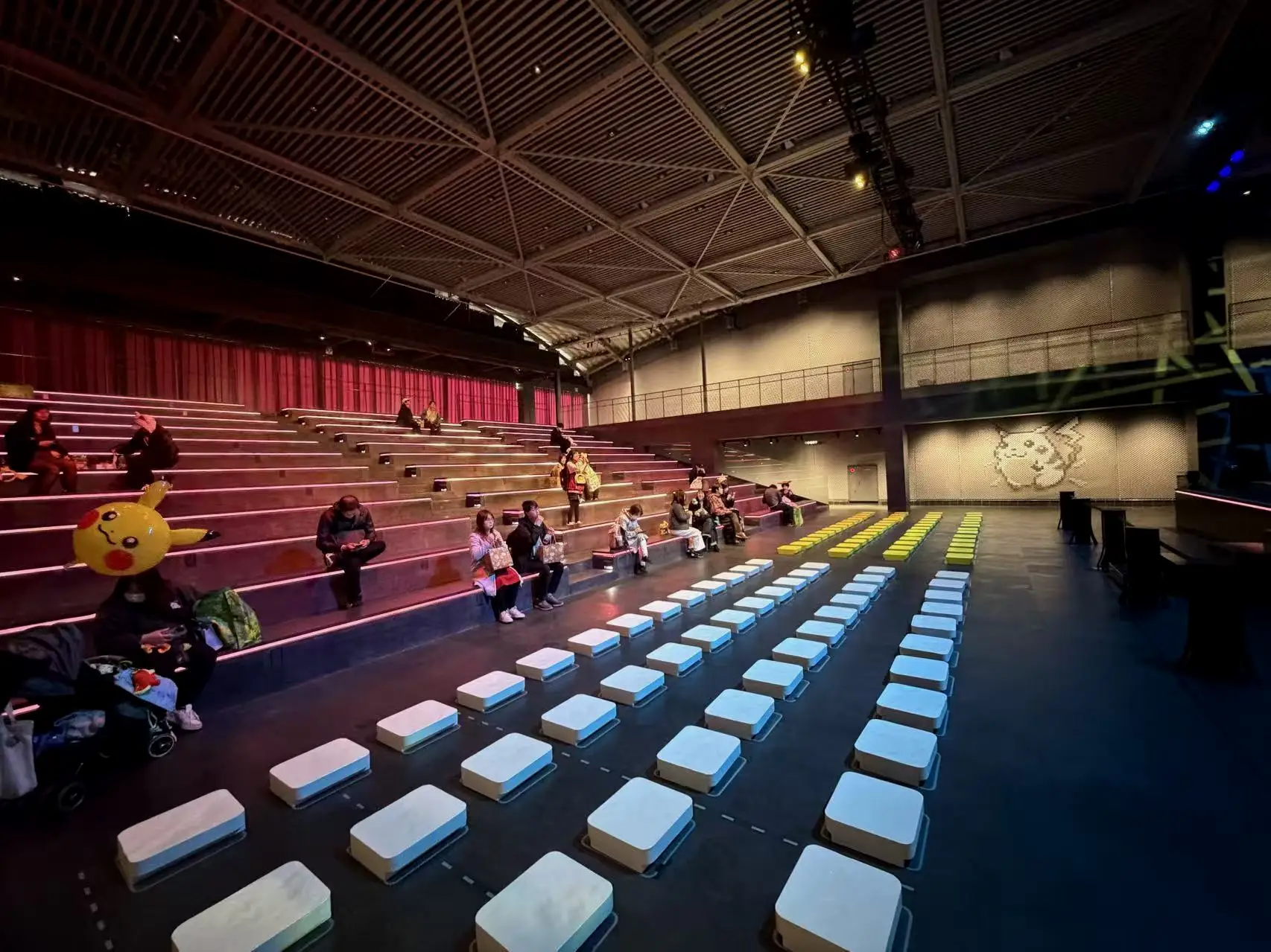 参观状态下的剧院，靠近镜头的是伊布区，黄色坐垫处是皮卡丘区