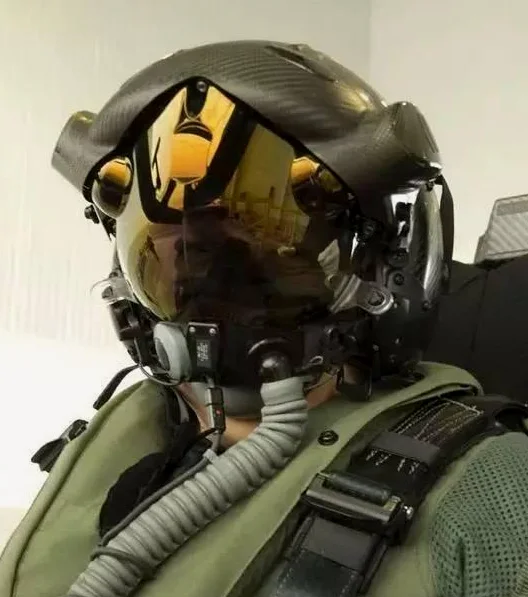 F35战斗机头盔，可以将全向光头探测系统图像投影到护目镜内。