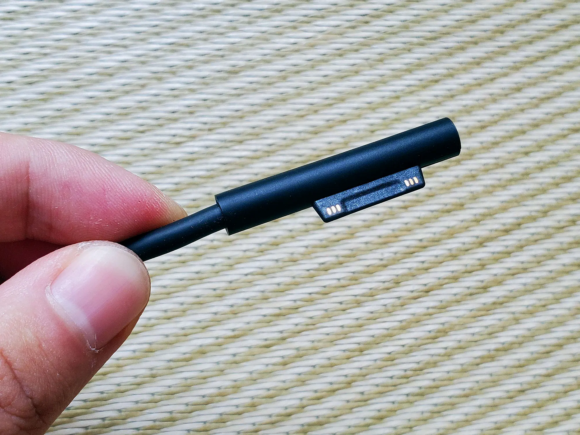 磁吸式的充电接口设计确实挺方便的