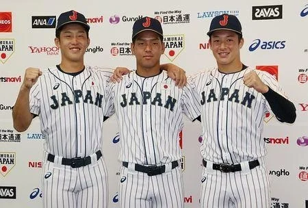 从左到右:小园内野手、中川队长、吉田投手