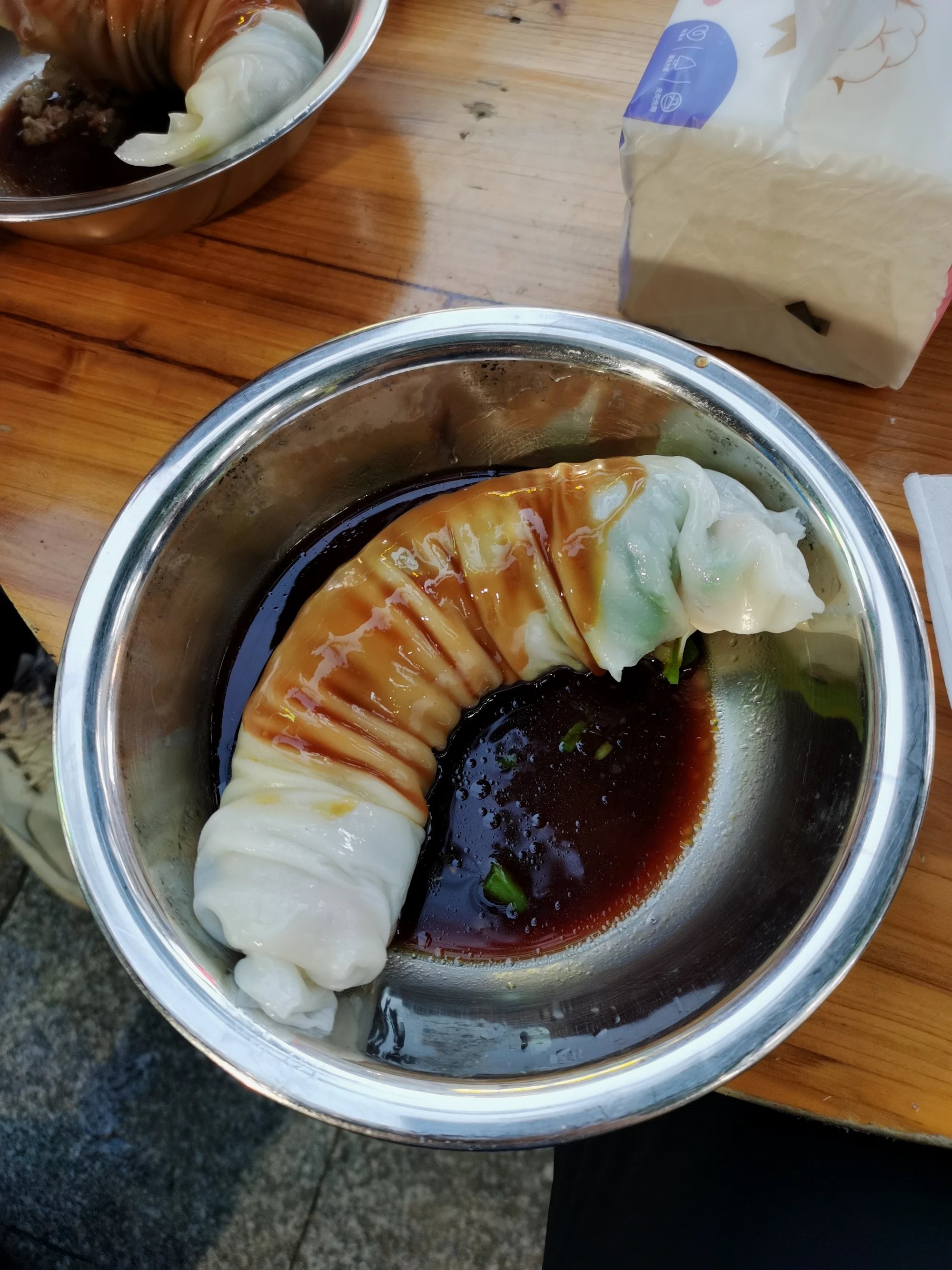 下岗街夜市的一角卖着卷筒粉，看着其貌不扬，里头用料却十分丰富，如今想来也觉得意犹未尽