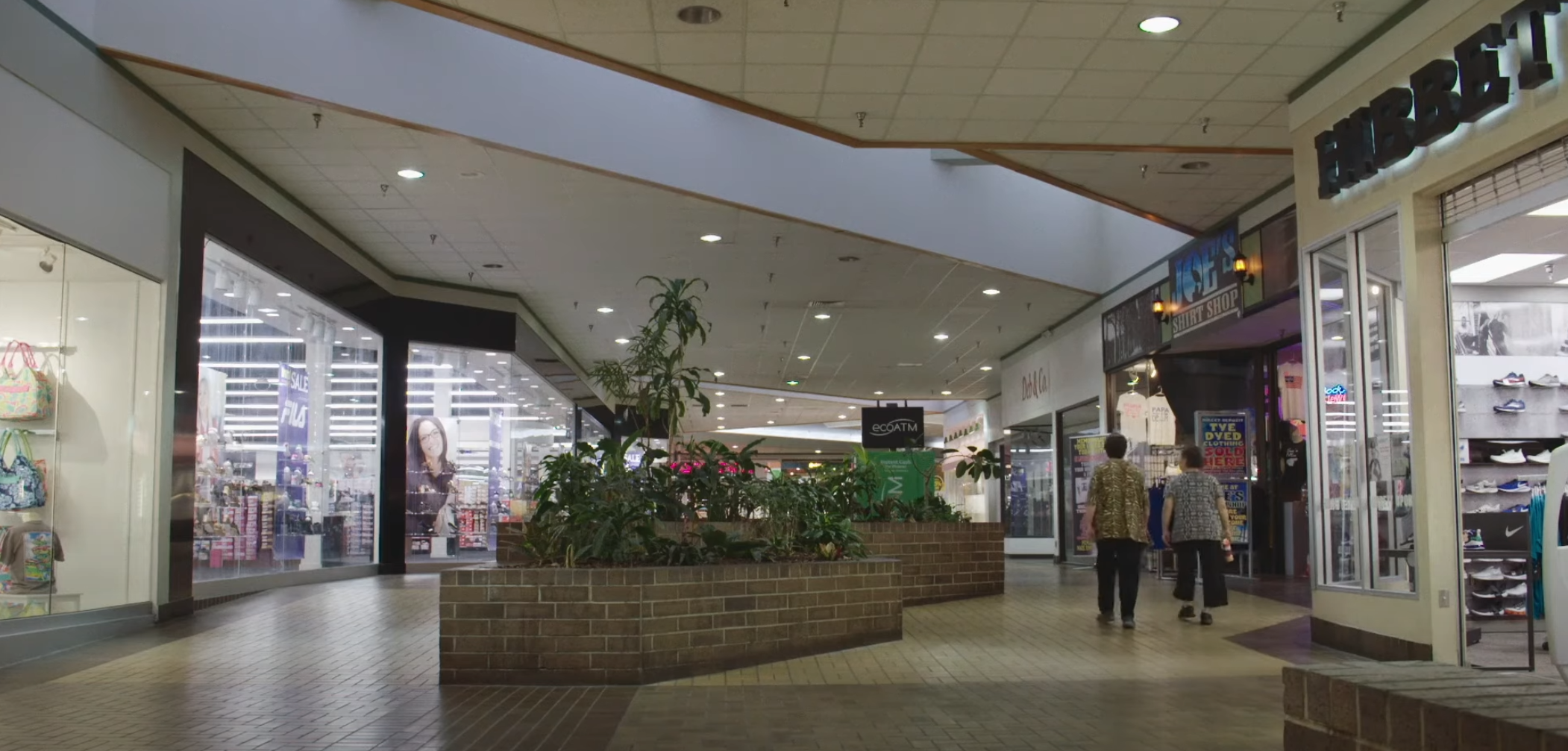 圖源：《賈斯帕購物中心》（Jasper Mall, 2020）。電影裡的購物中心會在外頭架設臨時的遊樂場吸引人流。