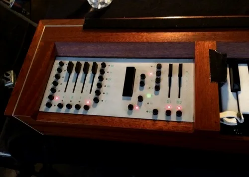 Jonny 的 ondes Martenot 的控制面板，右边有一些键和指环。这些设置是在他 TWBB 2014 NYC 表演时使用的，我在这篇 post 里 cover 了这些设置。[1]