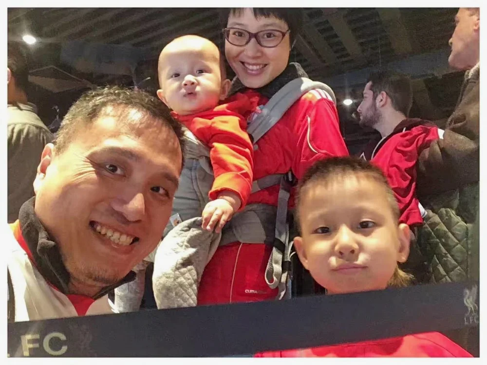 与家人一起看球也是件很幸福的事