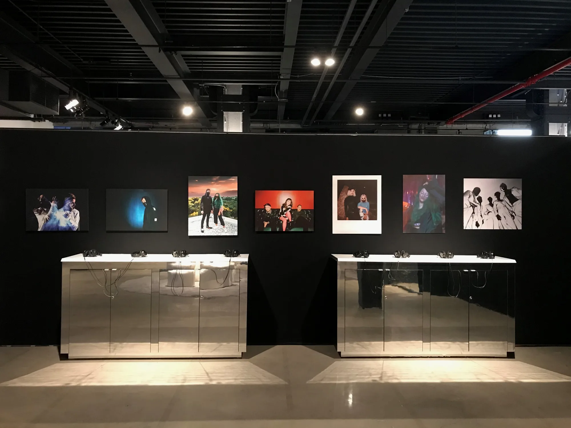这样的展台围着屋子有一大圈