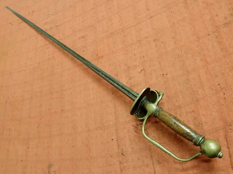 贵族决斗使用的小剑，也是现代击剑运动中重剑和花剑项目的鼻祖