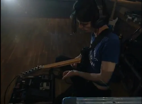 这把琴还可以在2Meter Sessions 里的 Fake Plastic Trees 演出中见到被放在 Jonny 身后的架子上。