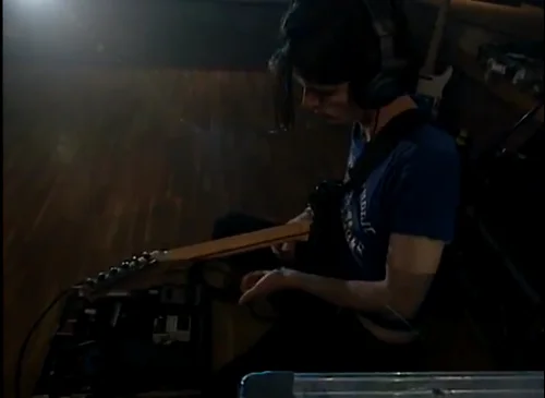 这把琴还可以在2Meter Sessions 里的 Fake Plastic Trees 演出中见到被放在 Jonny 身后的架子上。