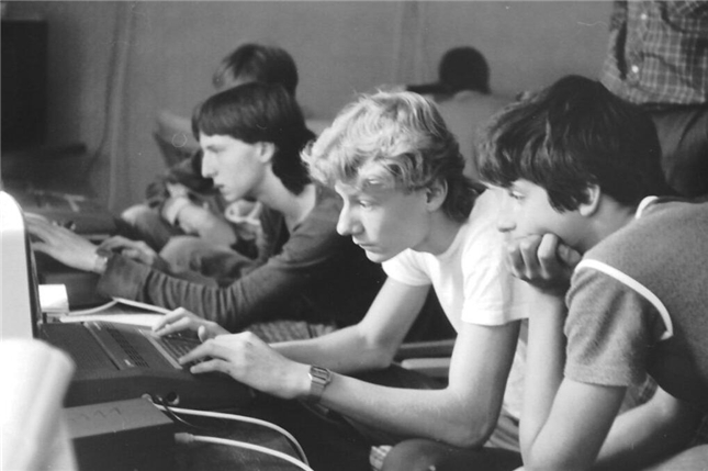 圖注：電腦俱樂部裡的捷克年輕人們，攝於 1980 年代中期。