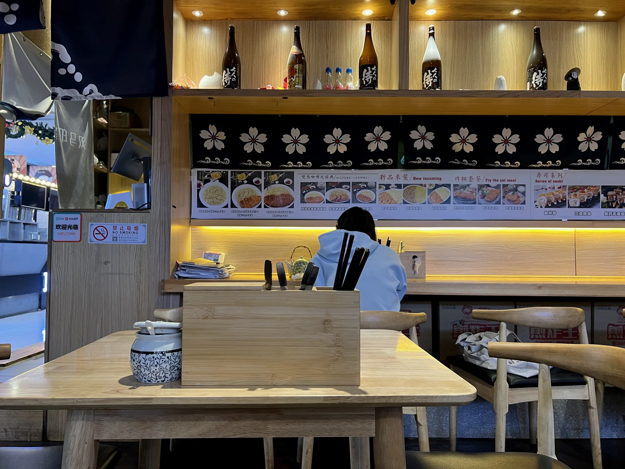 店里没什么人，半开放的店铺没有了昔日的喧嚣感