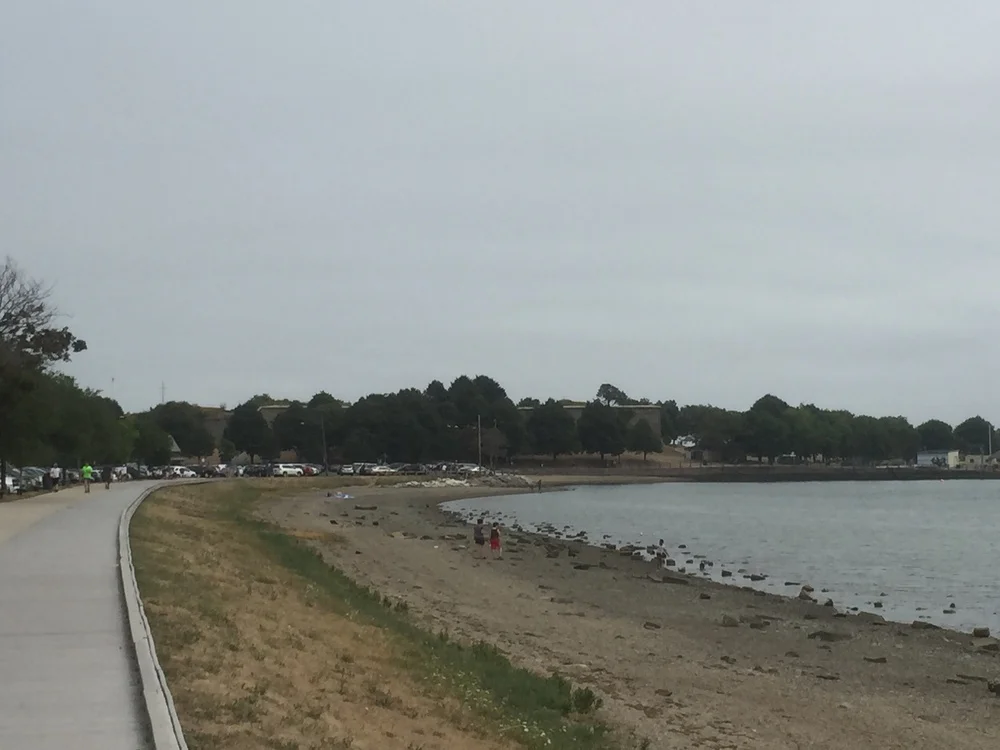 沿海小道划了一个大弧线通向城堡