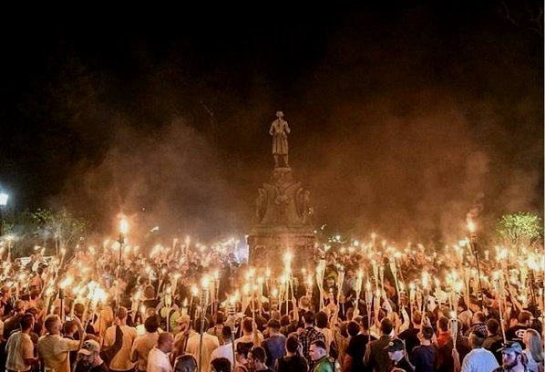 一方主张拆掉，认为不应该让拥护奴隶制的雕像出现在市政府、议政厅这样的公共空间。  一方反对拆掉，认为这是在消解白人的主体认同。反对者中包含有“白人至上主义”、新纳粹、3K党等种族主义者。