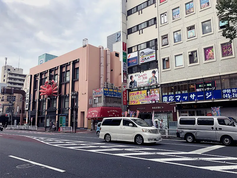 堂吉诃德的斜对面的街上有一家蟹道乐横滨店，店面很小，不知道是不是会在游戏里出现