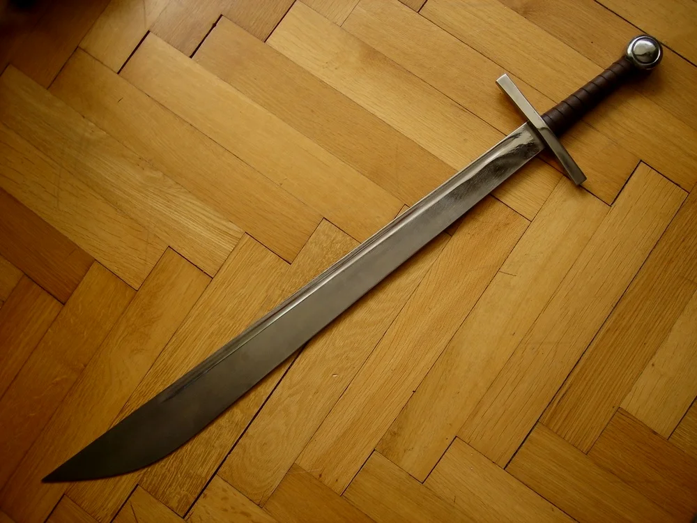 中世纪时期的大砍刀Falchion，算是长剑的变种。