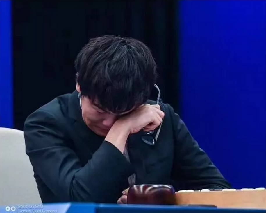 输给AlphaGo之后痛哭的柯洁