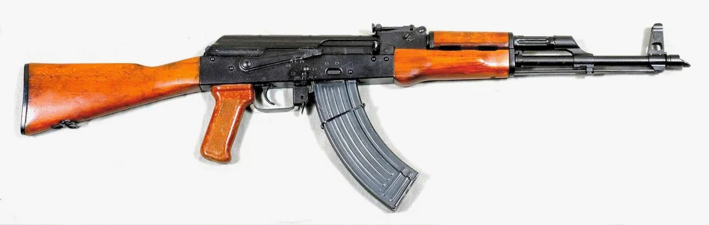 AKM（第三版），AK-47的改进，枪托与枪身同一条直线，枪口有独特的斜切防跳器（要注意第一版和第二版的AKM没有防跳器）