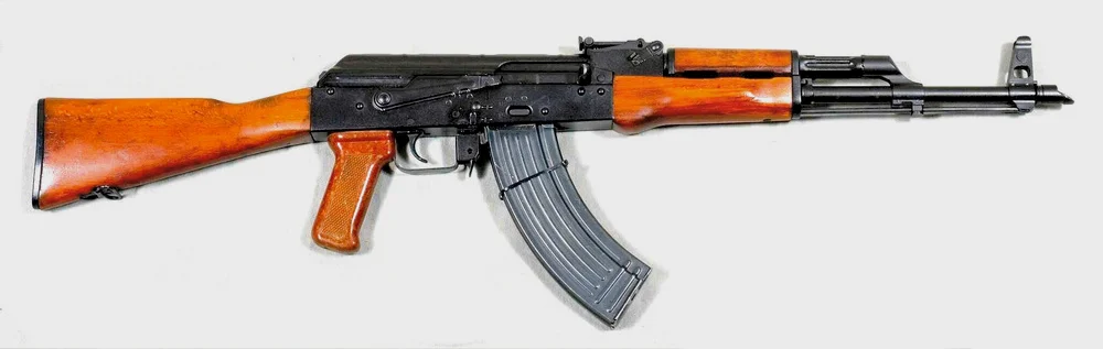 AKM（第三版），AK-47的改进，枪托与枪身同一条直线，枪口有独特的斜切防跳器（要注意第一版和第二版的AKM没有防跳器）